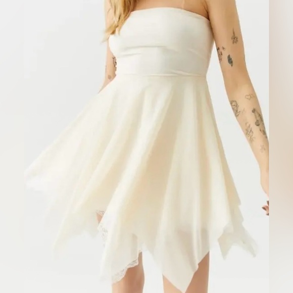 Urban Outfitters Dresses & Skirts - Urban Outfitters Gemma Strapless Lace Mini Dress In Cream